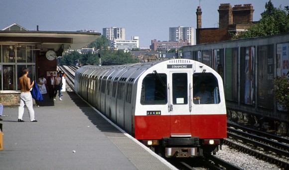 1983_Stock_at_Kilburn_tube_station_in_1988