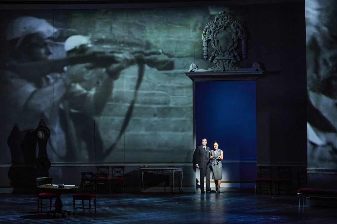 Lydia Leonard (Mona Juul), Toby Stephens (Terje Rod-Larsen) c. Brinkhoff-Moegenburg