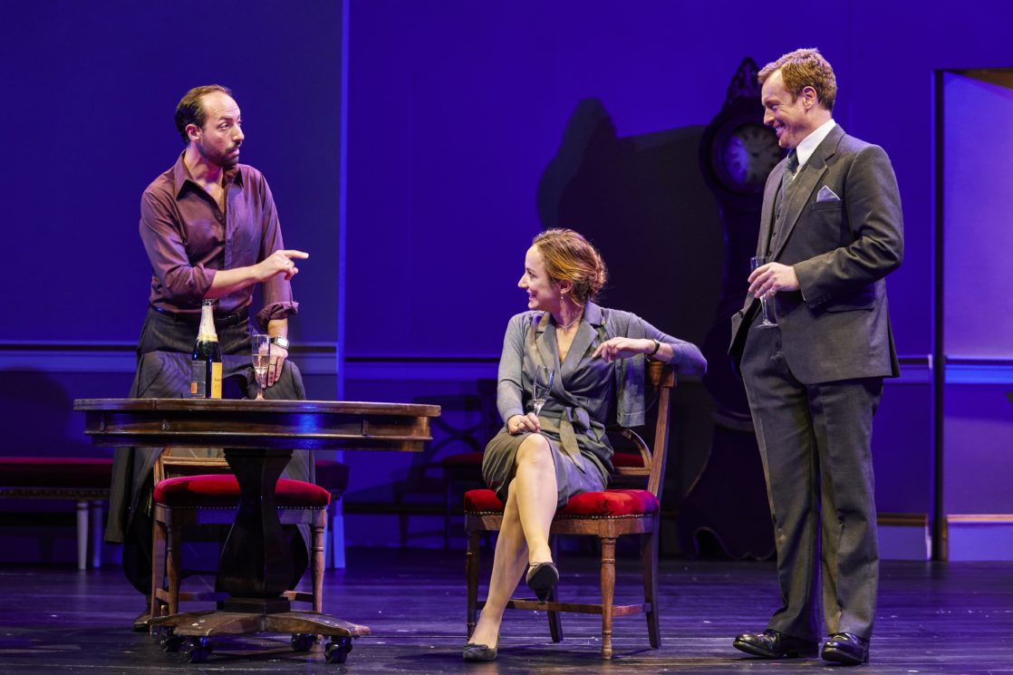 Lydia Leonard (Mona Juul), Toby Stephens (Terje Rod-Larsen), Philip Arditti (Uri Savir) c. Brinkhoff-Moegenburg