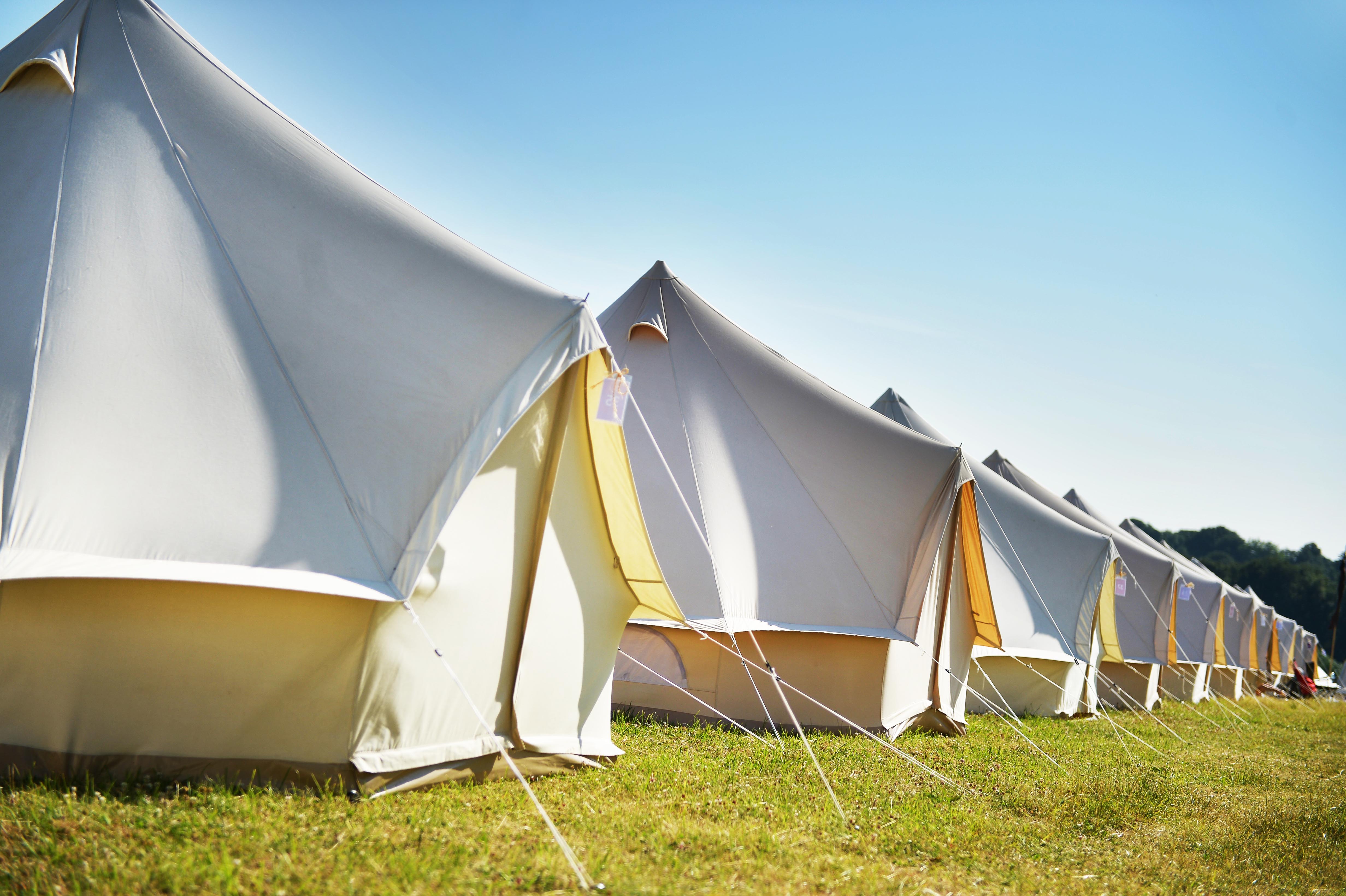 Глэмпинг сафари тент. Сафари палатки глэмпинг. Мегапалатка Safari Tent. Глэмпинг палатка-Хаус.