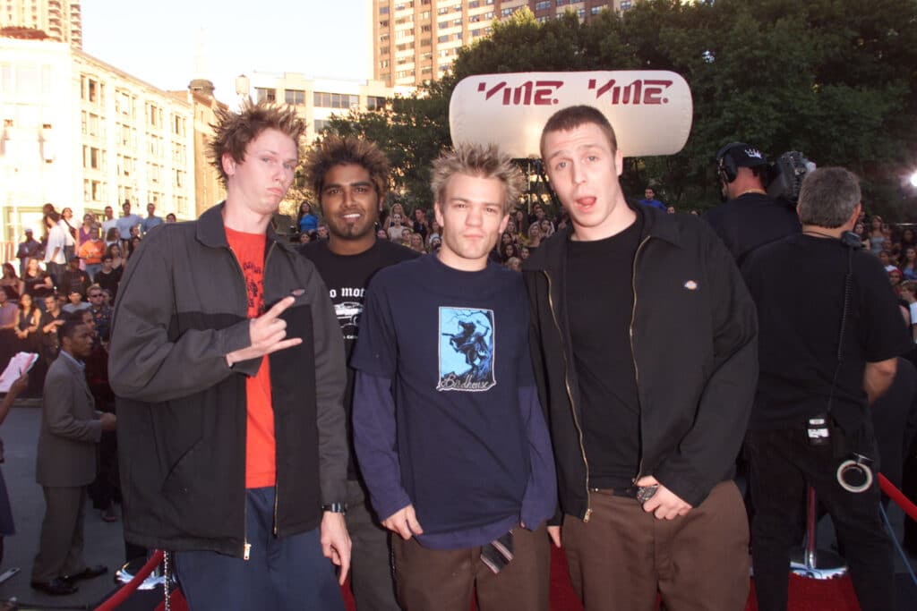 Deryck Whibley and Sum 41 arriving at the 2001 MTV Music Awards