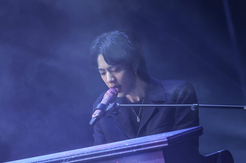 Jin plays the piano at The O2, London
